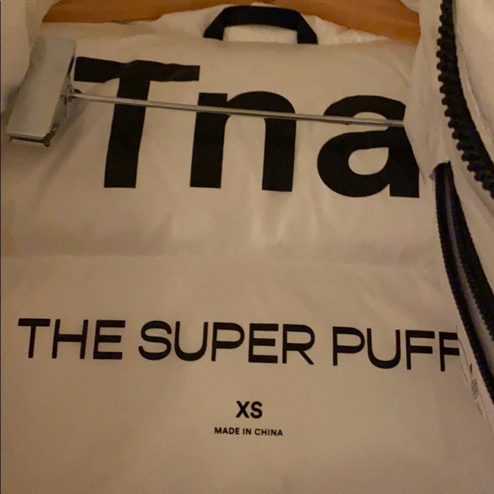 Aritzia Super Puff Shorty - Picture 3 of 5